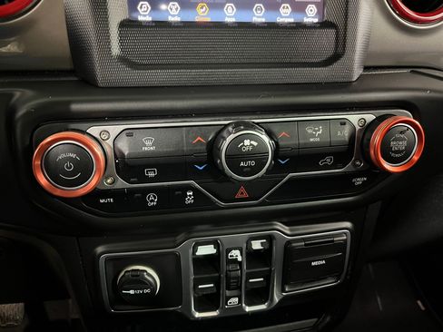 Used 2018 Jeep Wrangler Unlimited Sahara image 14