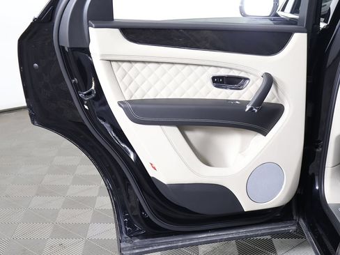 Used 2020 Bentley Bentayga Plug-In Hybrid AWD/4WD image 32
