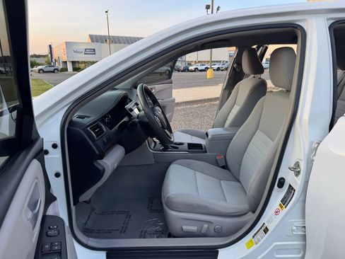 Used 2016 Toyota Camry LE FWD image 9