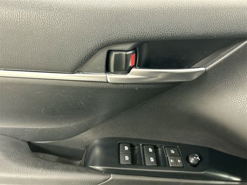 Used 2020 Toyota Camry image 11