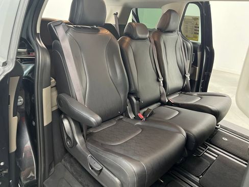 Used 2025 Kia Carnival FWD image 18