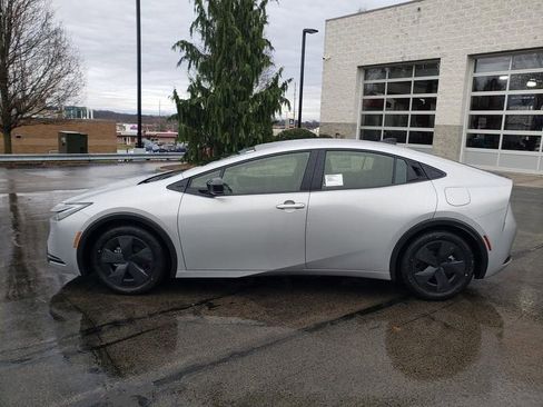 New 2026 Toyota Prius LE FWD image 3