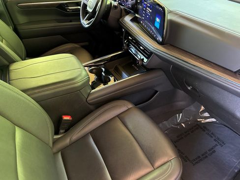 Used 2025 Chevrolet Suburban Z71 AWD/4WD image 21