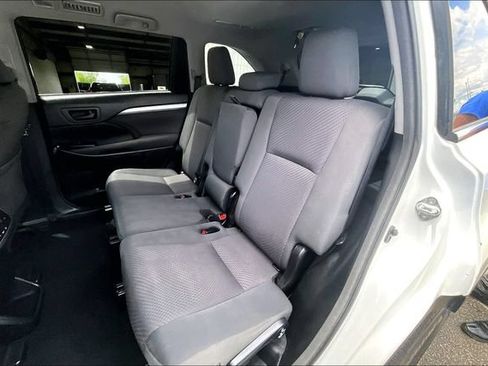 Used 2018 Toyota Highlander LE FWD image 19