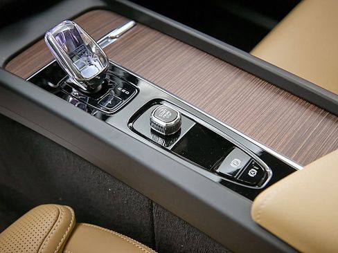 Certified 2025 Volvo XC60 B5 Ultra image 17