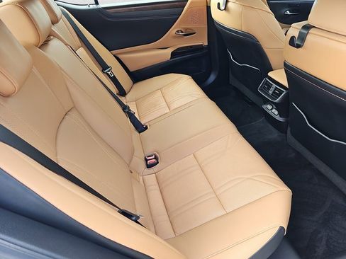 Certified 2023 Lexus ES 300h w/ Luxury Package image 11