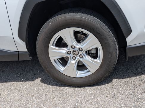 Used 2021 Toyota RAV4 XLE w/ Convenience Package FWD image 11