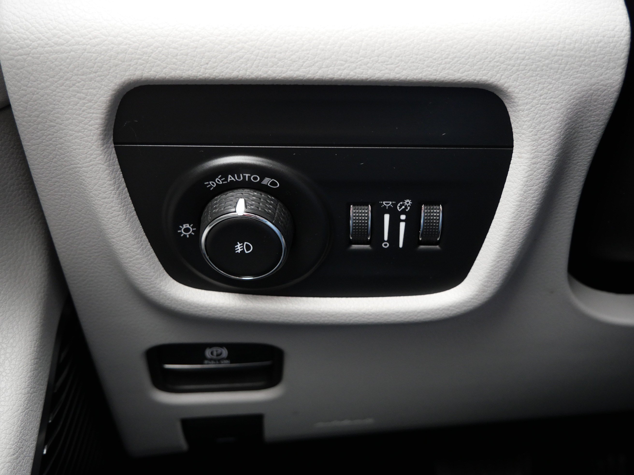 Used 2022 Jeep Grand Cherokee Overland w/ Luxury Tech Group IV AWD/4WD image 26