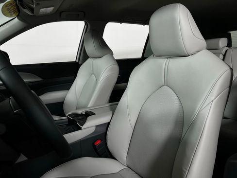 Used 2026 Toyota Grand Highlander XLE FWD image 13