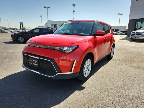 Used 2024 Kia Soul LX w/ Option Group 015 FWD image 3