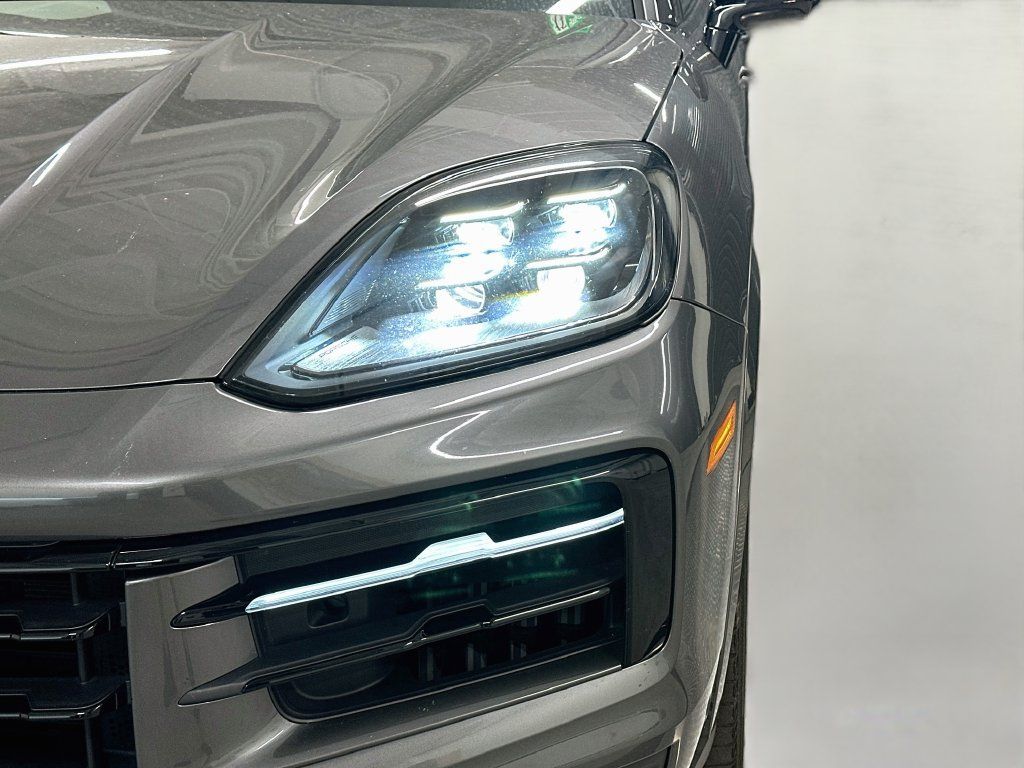 Certified 2024 Porsche Cayenne AWD/4WD image 32