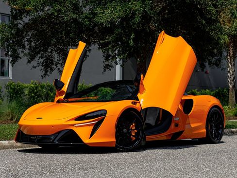 Used 2025 McLaren Artura Spider RWD image 34