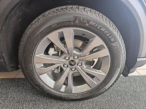 Used 2024 Ford Explorer XLT w/ Equipment Group 202A AWD/4WD image 38