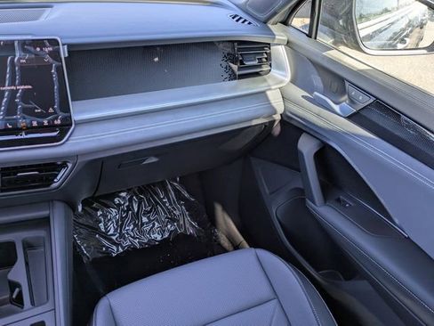 New 2026 Volkswagen Tiguan SE R-Line FWD image 17