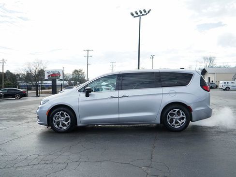 Used 2024 Chrysler Pacifica Limited image 17