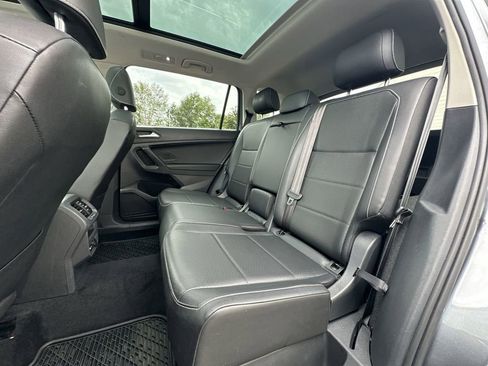 Used 2021 Volkswagen Tiguan SE w/ Panoramic Sunroof Package image 28