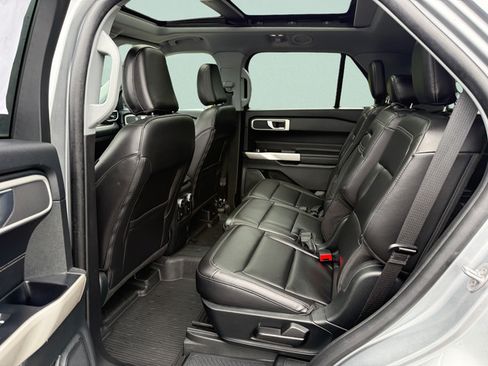 Used 2022 Ford Explorer XLT w/ Equipment Group 202A AWD/4WD image 5