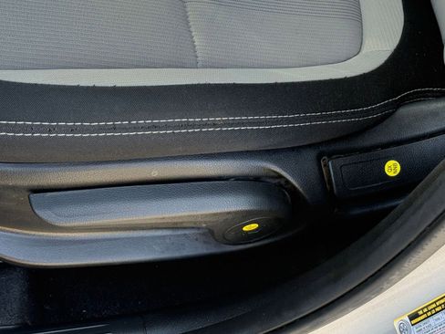 Used 2025 Hyundai Venue SEL image 23