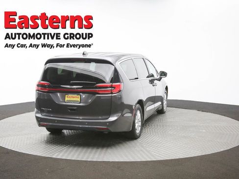 Used 2023 Chrysler Pacifica Touring-L FWD image 38