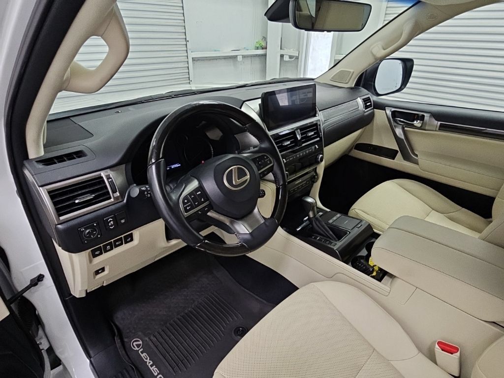 Used 2023 Lexus GX 460 Premium w/ Accessory Package AWD/4WD image 12