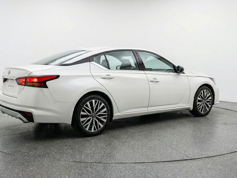 Used 2025 Nissan Altima 2.5 SV FWD image 9