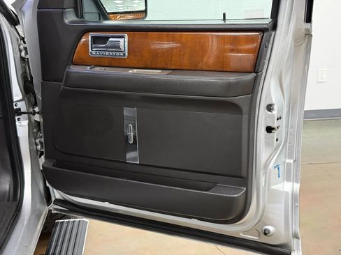 Used 2012 Lincoln Navigator L 4WD image 25