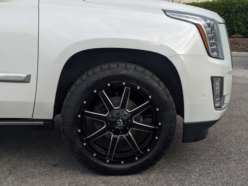 Used 2020 Cadillac Escalade Premium Luxury image 11