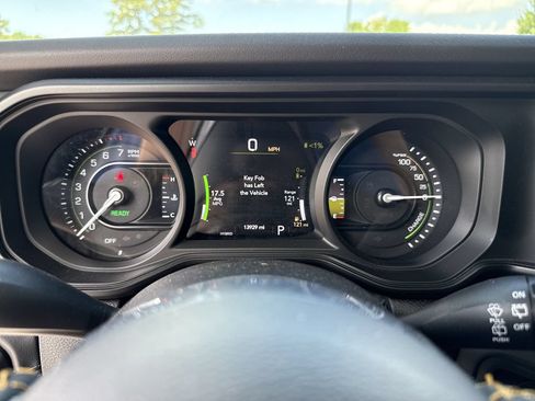 Used 2024 Jeep Wrangler Unlimited Sahara AWD/4WD image 16