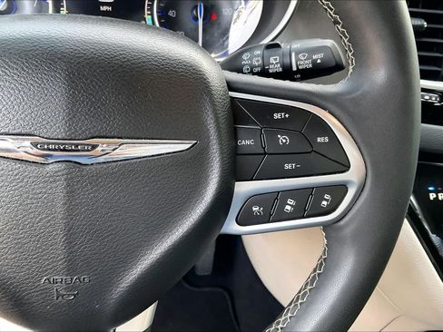 Used 2022 Chrysler Pacifica Touring-L FWD image 24