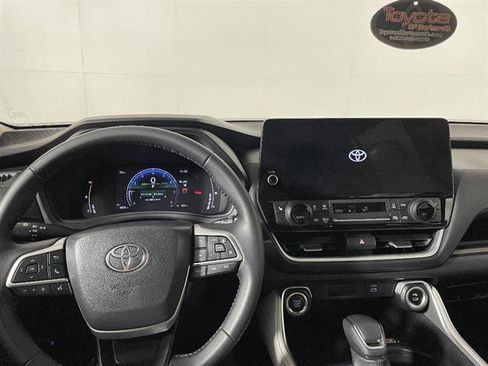 Certified 2025 Toyota Grand Highlander AWD image 16