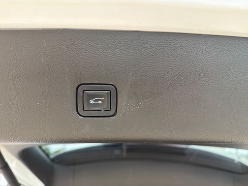 Used 2022 Chevrolet Traverse LT FWD image 23
