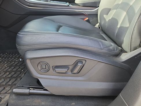 Used 2023 Audi Q8 Premium Plus image 17