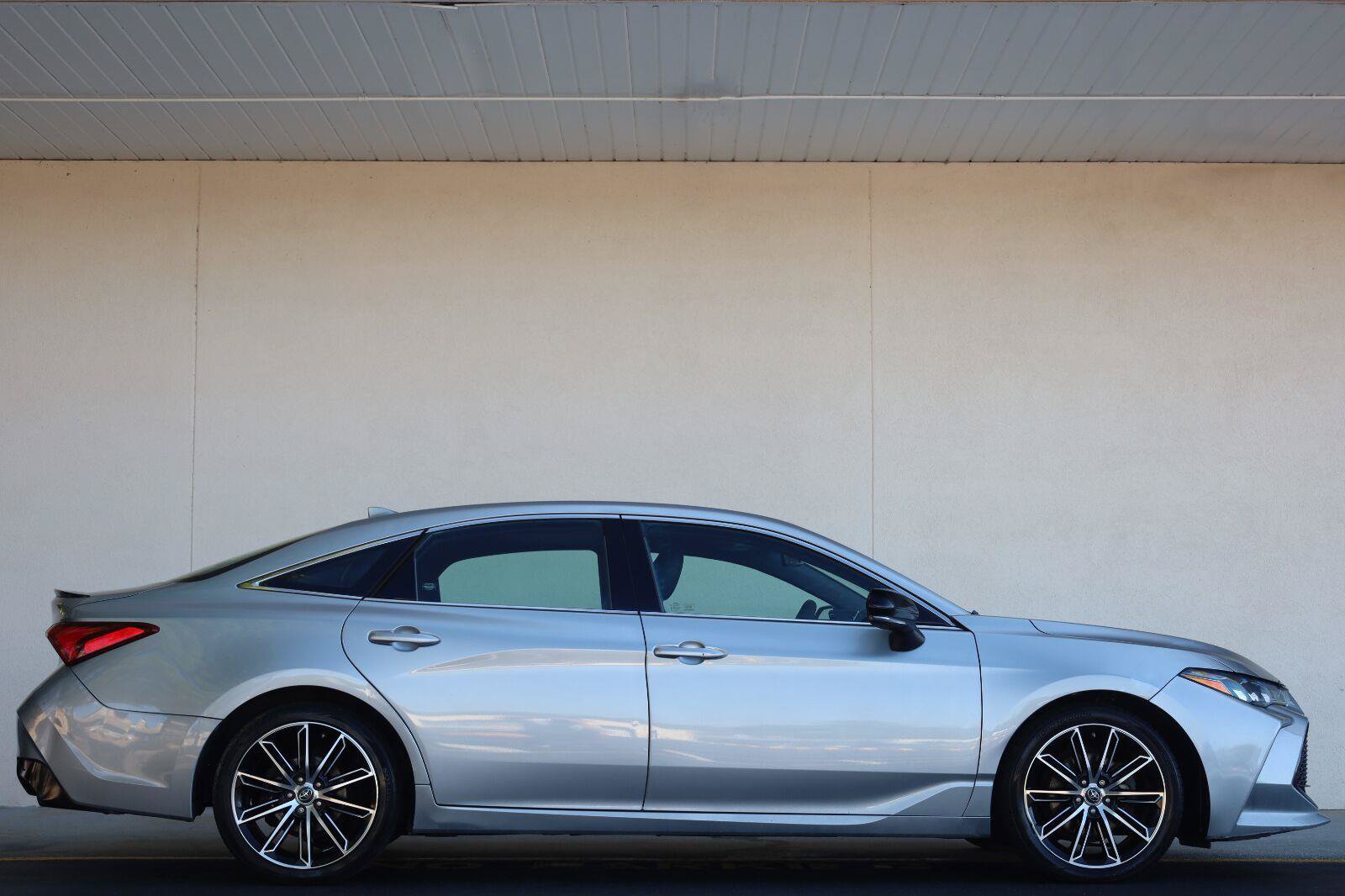 Used 2019 Toyota Avalon XSE w/ All Weather Liner Package FWD image 2