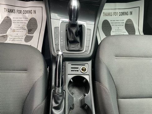 Used 2018 Volkswagen Golf S image 21