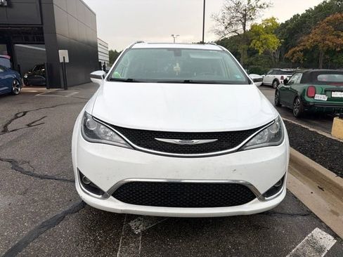 Used 2019 Chrysler Pacifica Limited FWD image 2