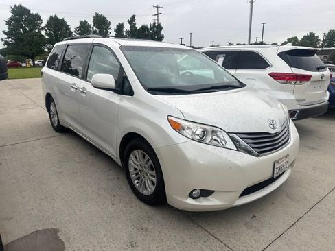 Used 2016 Toyota Sienna XLE Premium w/ Cargo Management Package FWD image 4