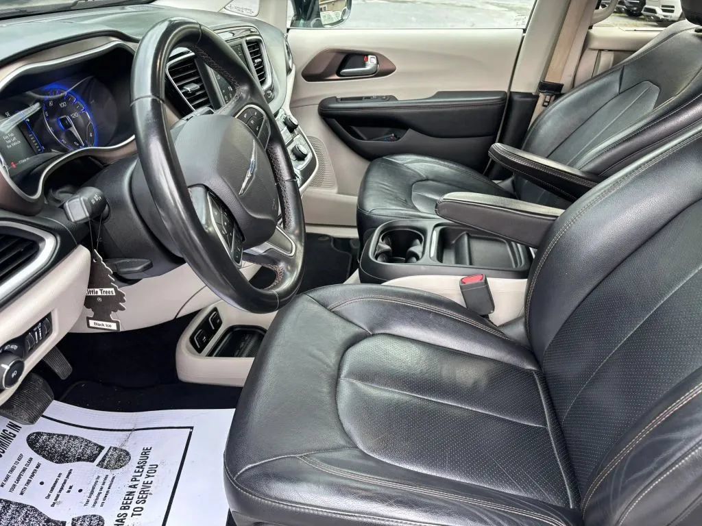 Used 2018 Chrysler Pacifica Touring-L FWD image 10