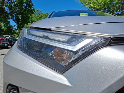 Used 2022 Toyota RAV4 XLE AWD/4WD image 9