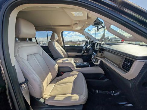 Used 2024 Ford Expedition Limited image 10