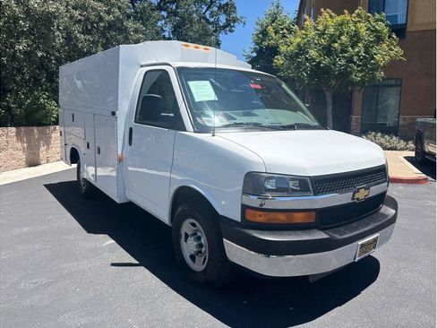 Used 2016 Chevrolet Express 3500 w/ Chrome Appearance Package RWD image 5
