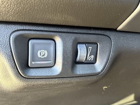 Used 2023 GMC Acadia SLE image 24