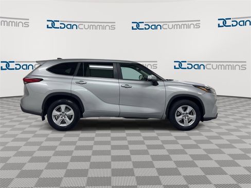 Used 2023 Toyota Highlander LE image 9