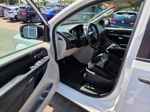 Used 2019 Dodge Grand Caravan SE w/ UConnect Hands-Free Group FWD image 5