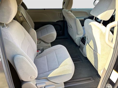 Used 2020 Toyota Sienna LE FWD image 27