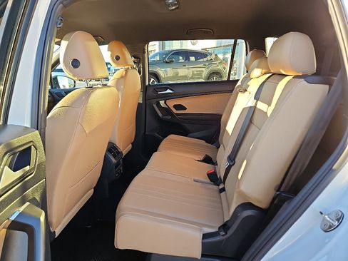 Certified 2022 Volkswagen Tiguan SE R-Line image 9