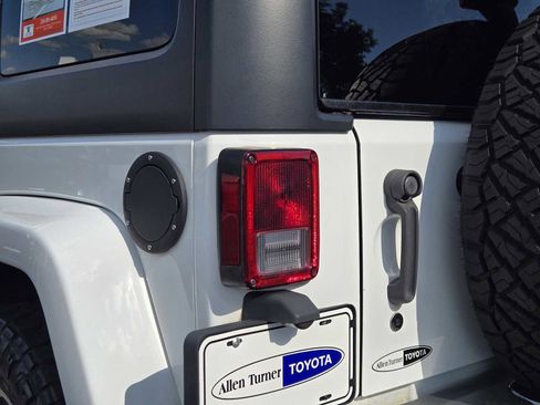 Used 2018 Jeep Wrangler Unlimited Sahara AWD/4WD image 9