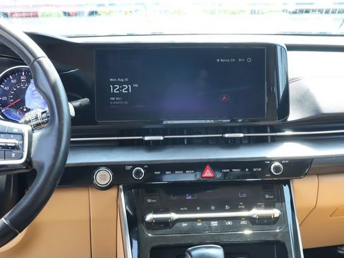 Used 2024 Kia Carnival EX FWD image 28