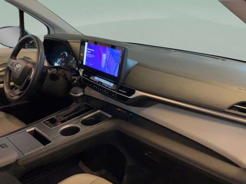 Certified 2025 Toyota Sienna XLE FWD image 39