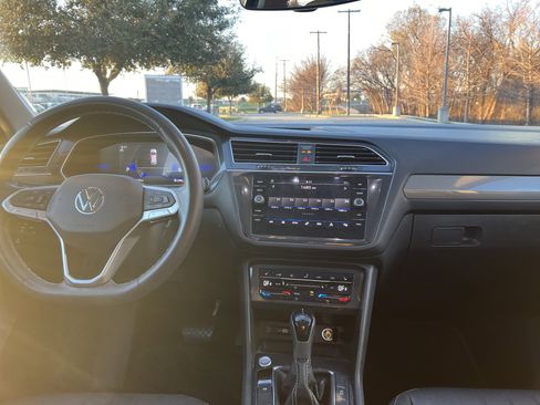 Used 2023 Volkswagen Tiguan SE w/ Panoramic Sunroof Package image 27