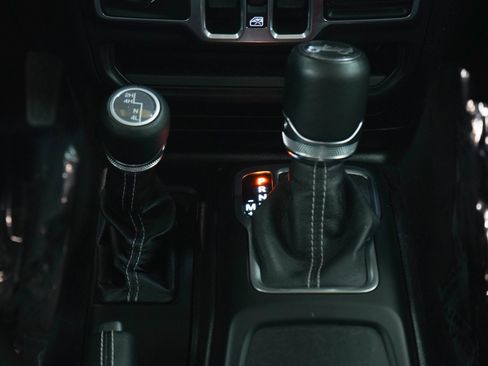 Used 2018 Jeep Wrangler Unlimited Sahara AWD/4WD image 19